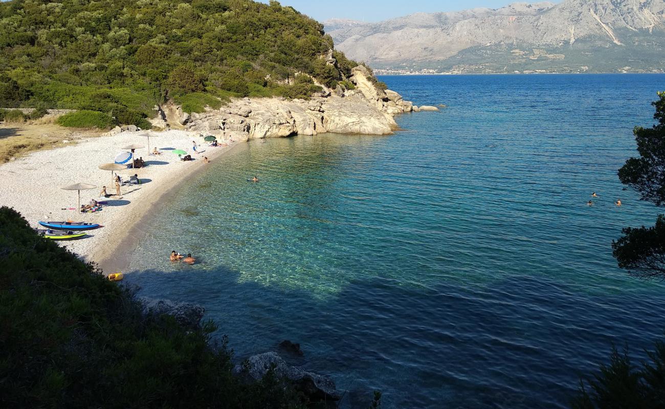 Foto de Agios Ioannis secret beach con guijarro fino blanco superficie