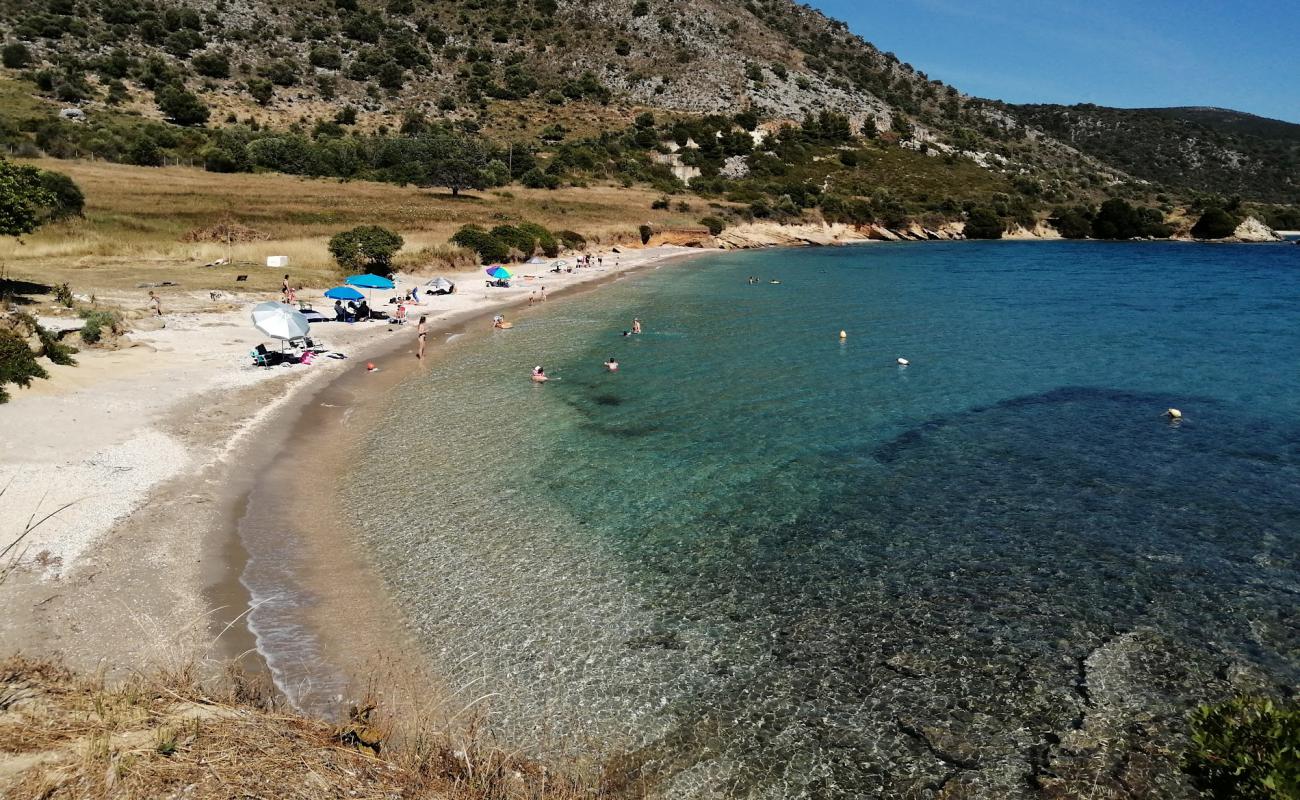 Foto de Agrilia beach con guijarro fino claro superficie