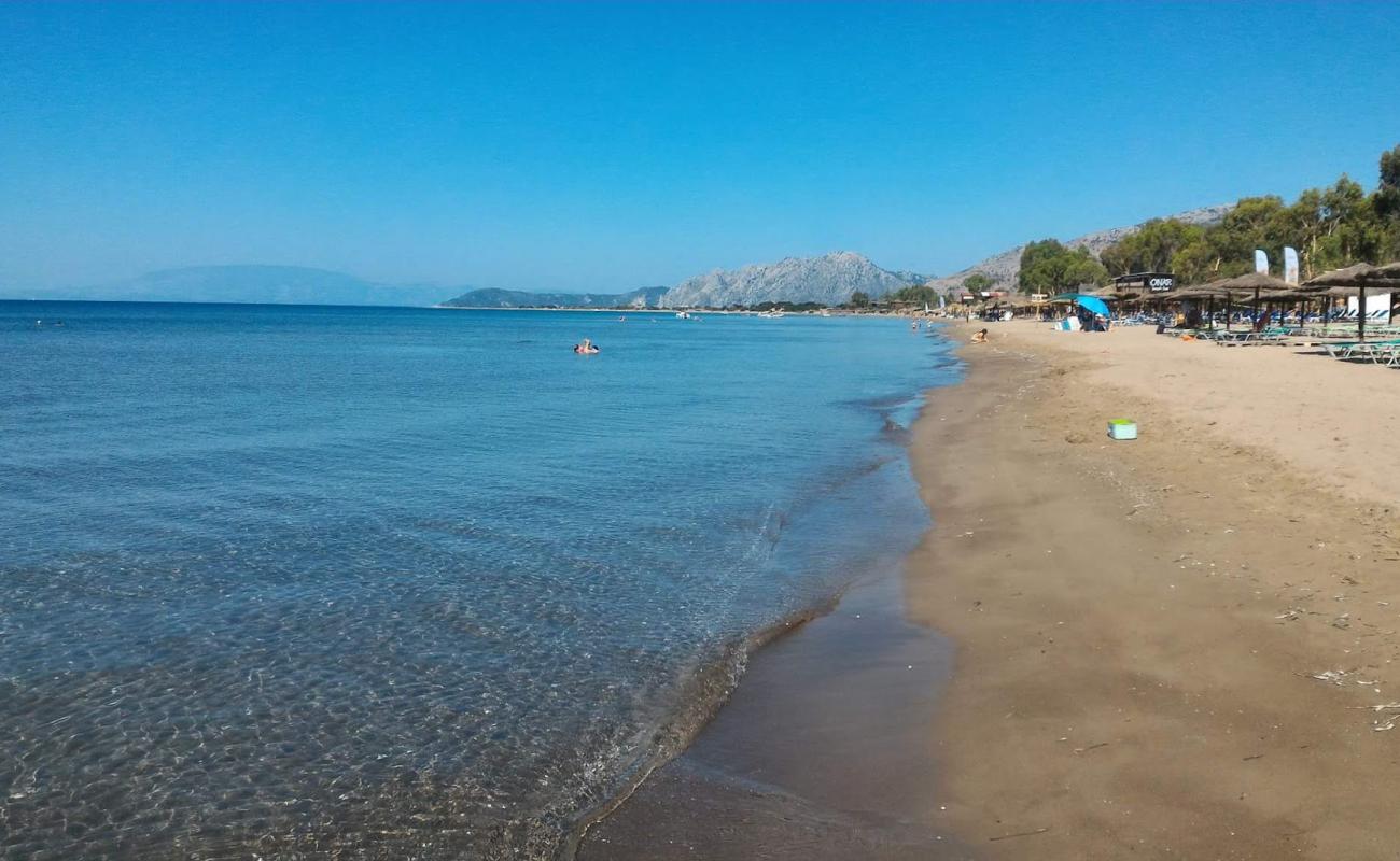 Foto de Louros beach con arena oscura superficie