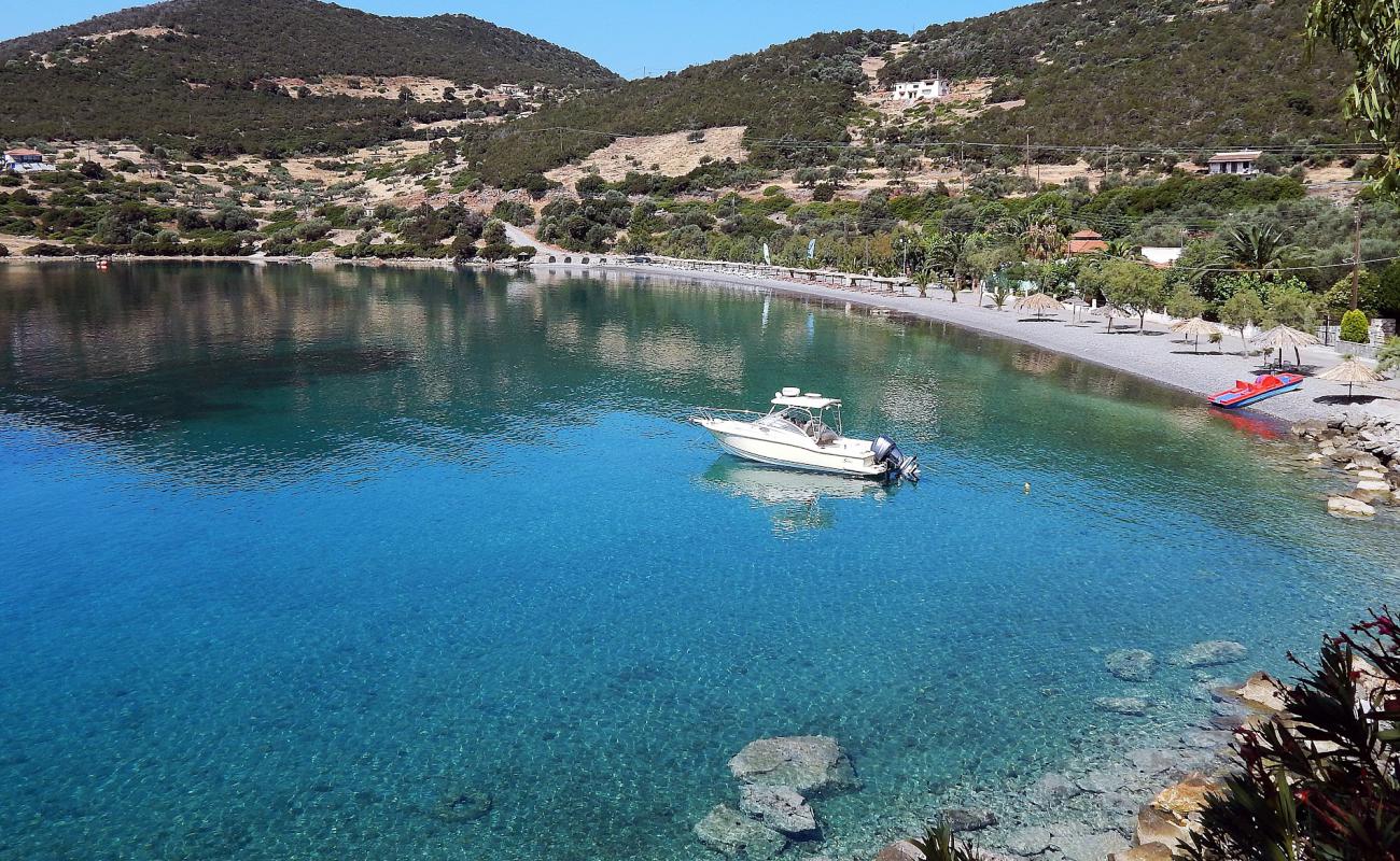 Foto de Agios Nikolaos beach con guijarro fino gris superficie