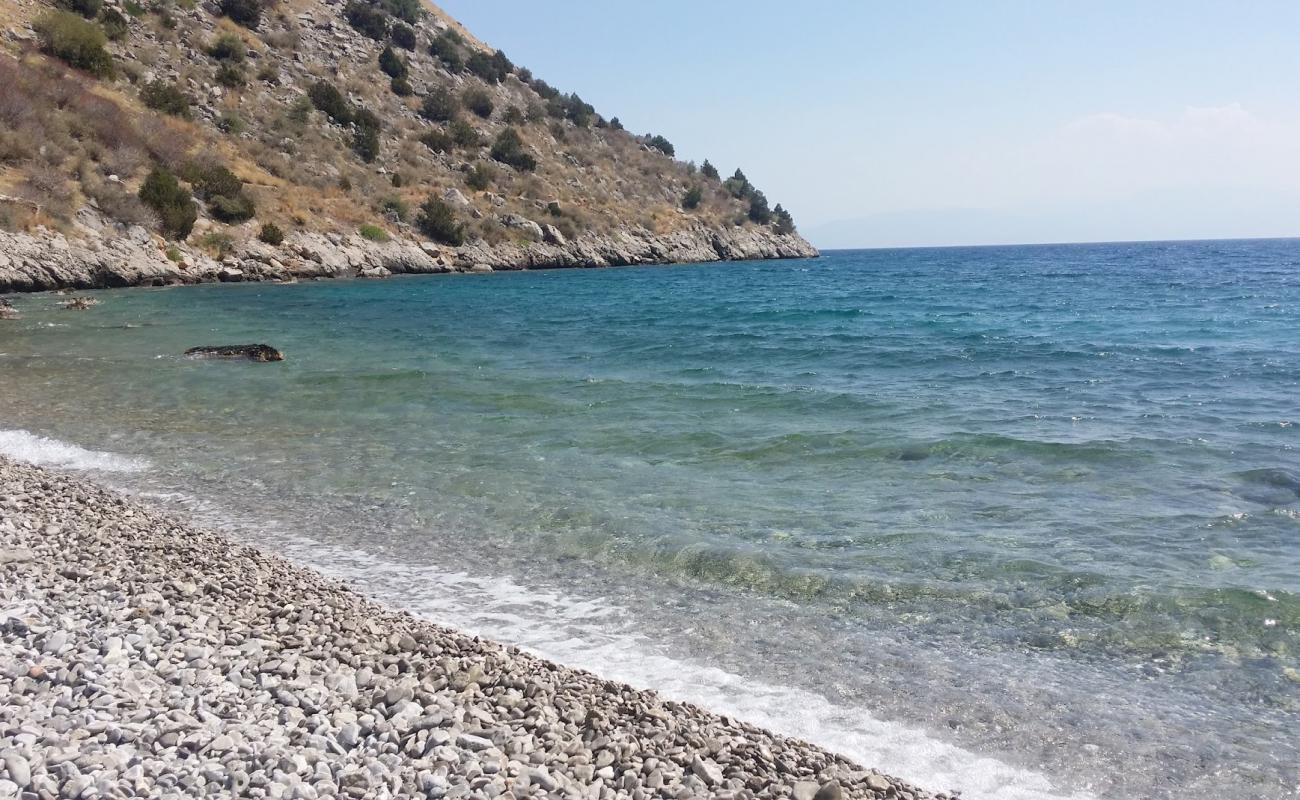 Foto de Vrachakia nat. beach con guijarro ligero superficie