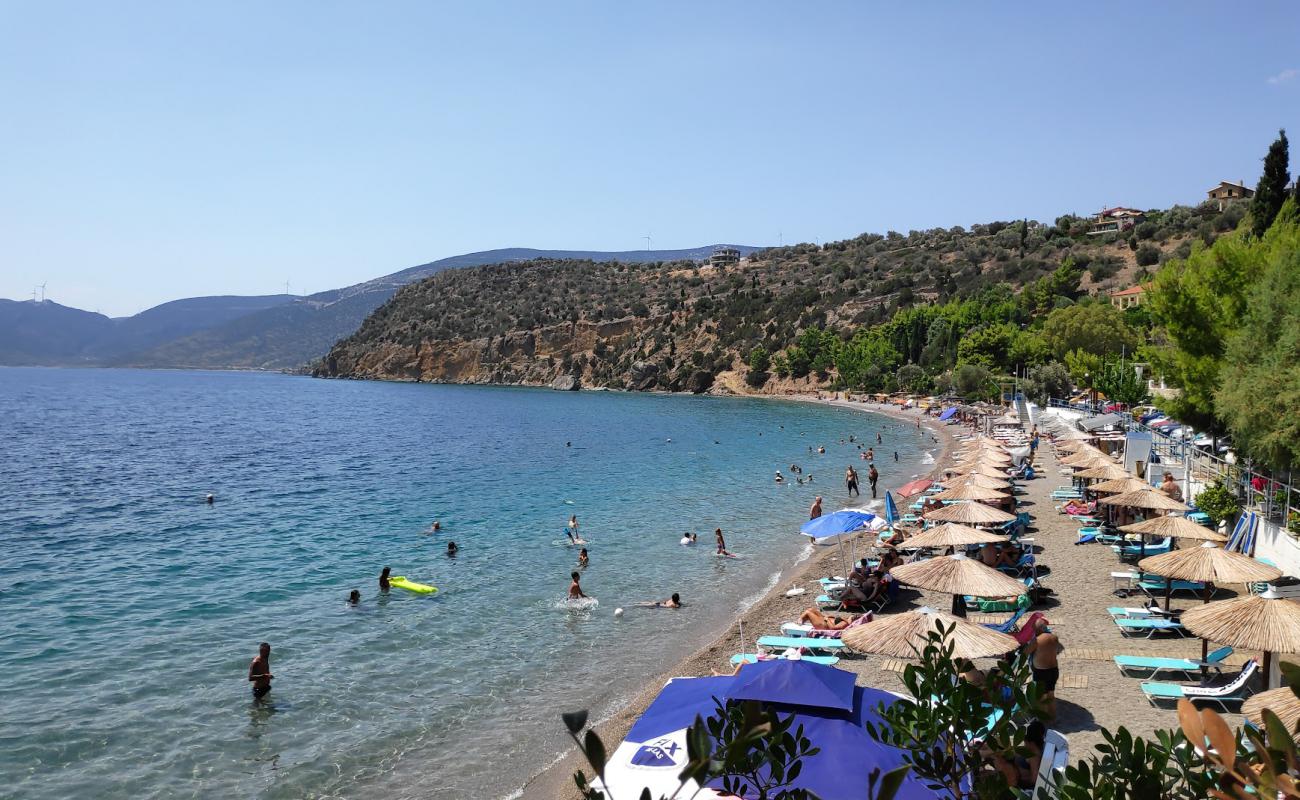 Foto de Agios Isidoros beach con guijarro fino claro superficie