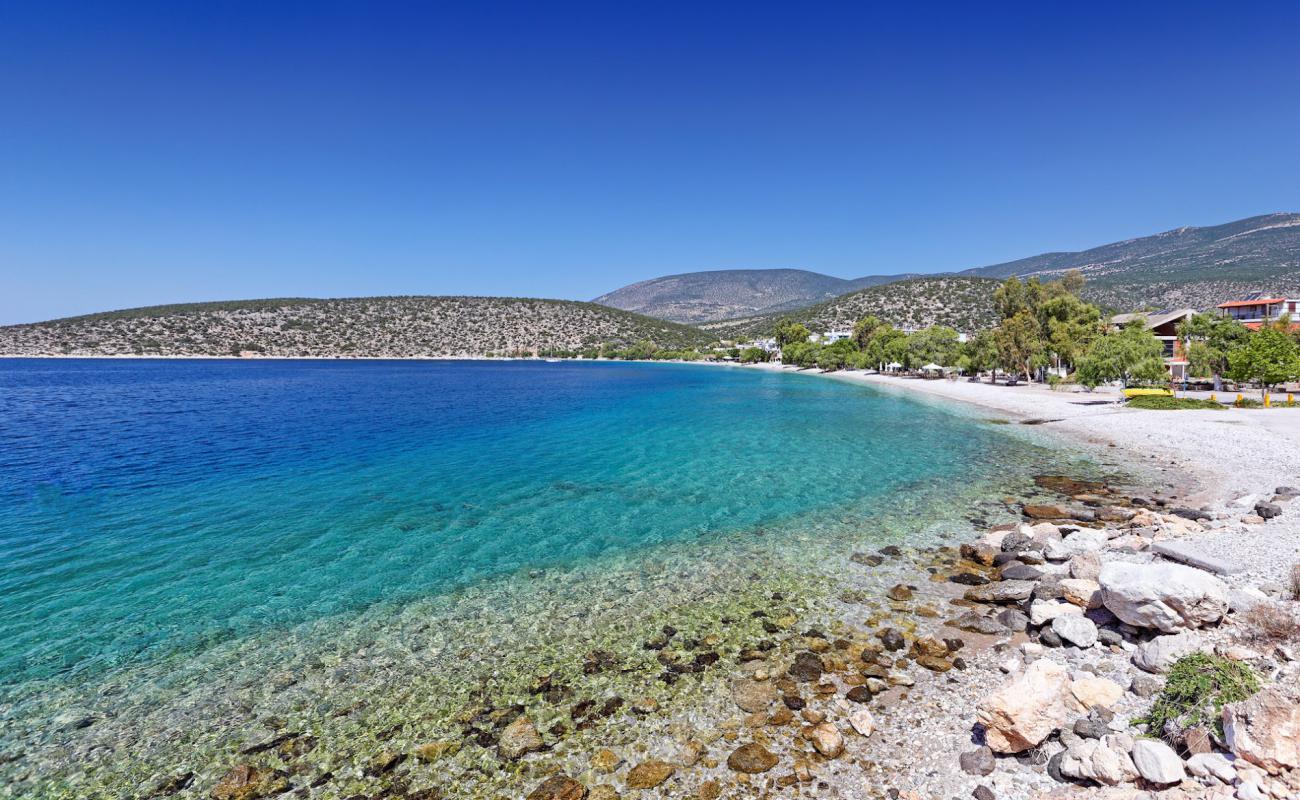 Foto de Saranti beach con guijarro ligero superficie