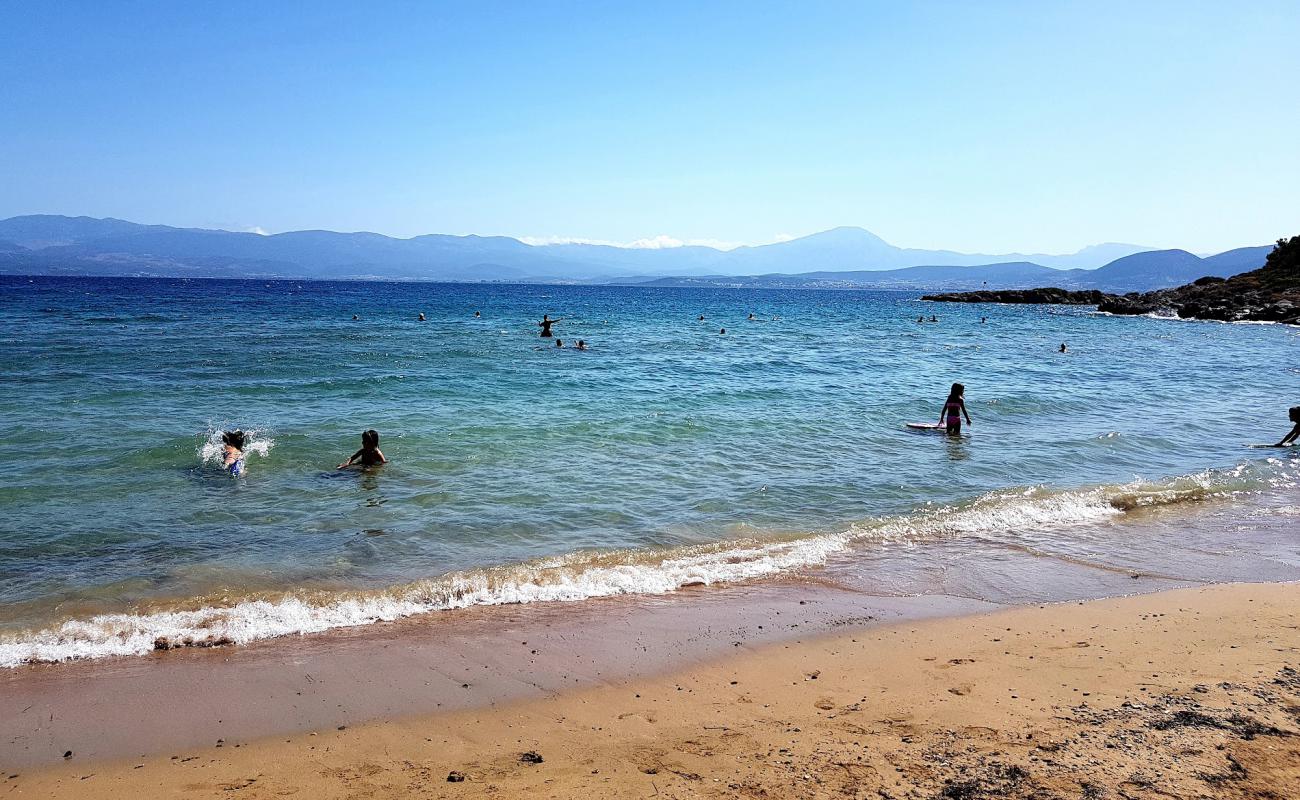 Foto de Drossia beach con arena oscura superficie