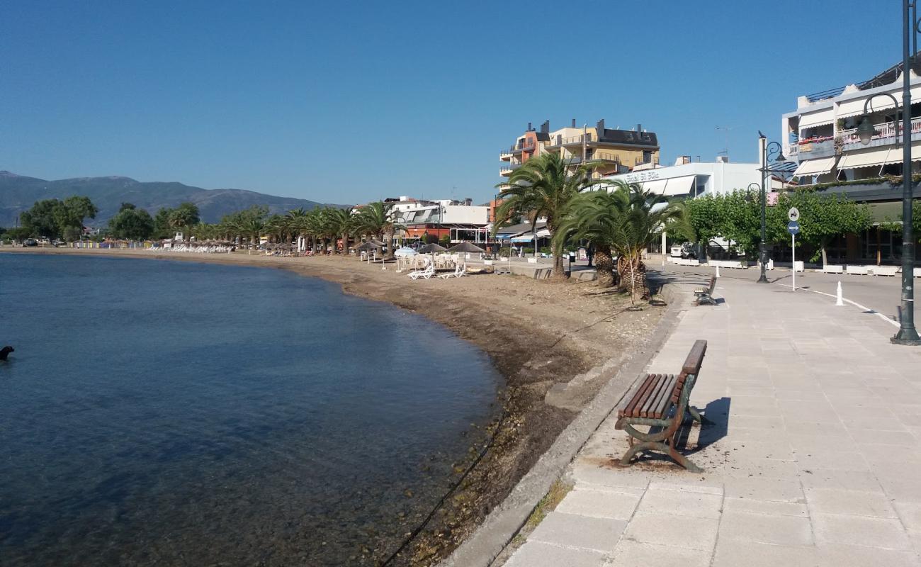 Foto de Livanates beach con arena oscura superficie