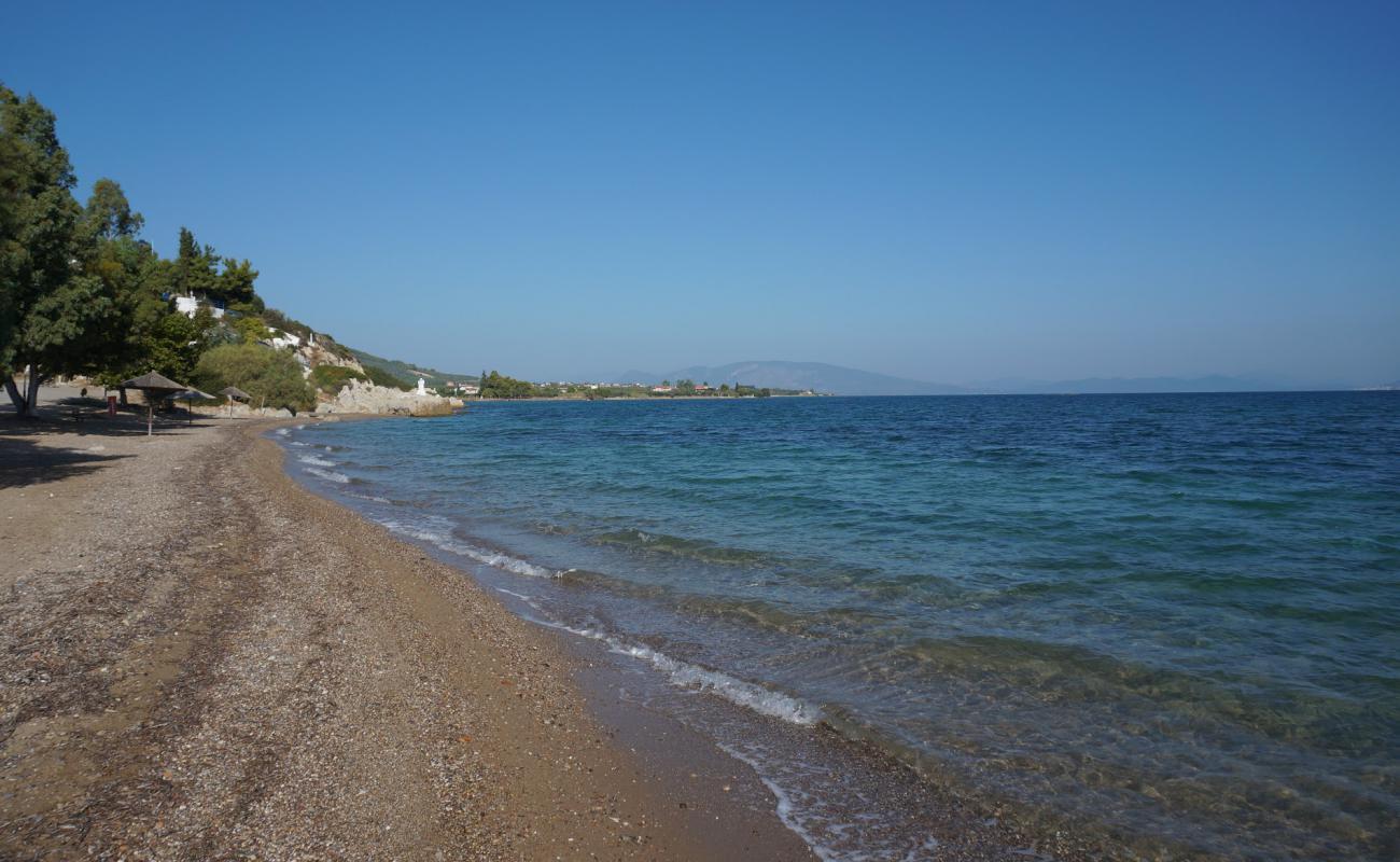 Foto de Agios Ioannis mikro beach con arena/guijarros negro superficie