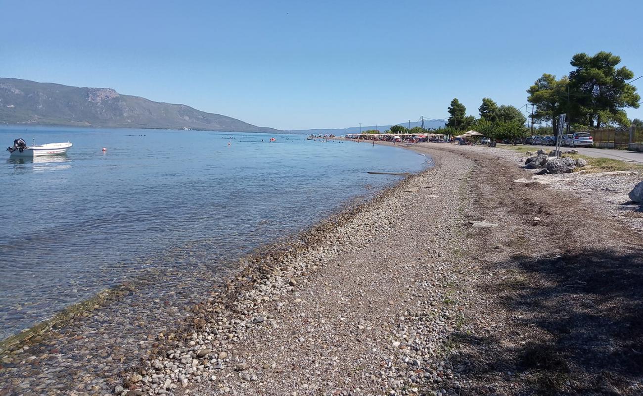 Foto de Kalamos beach con arena/guijarros negro superficie