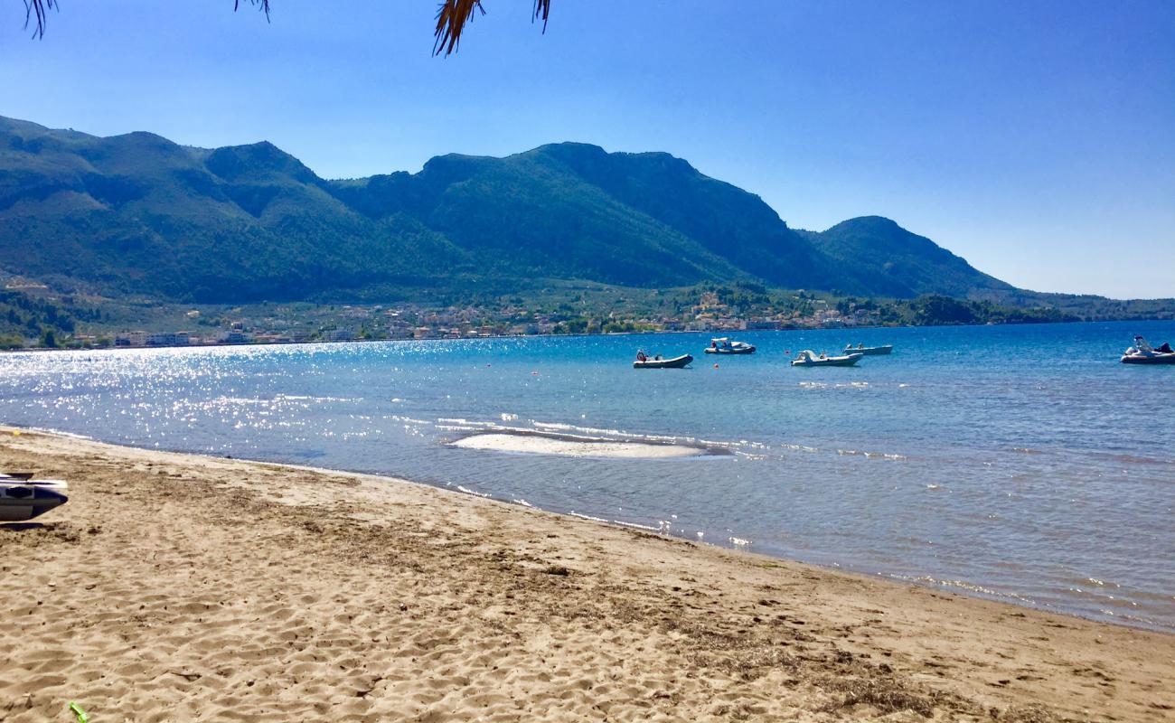 Foto de Agios Konstantinos beach con arena oscura superficie