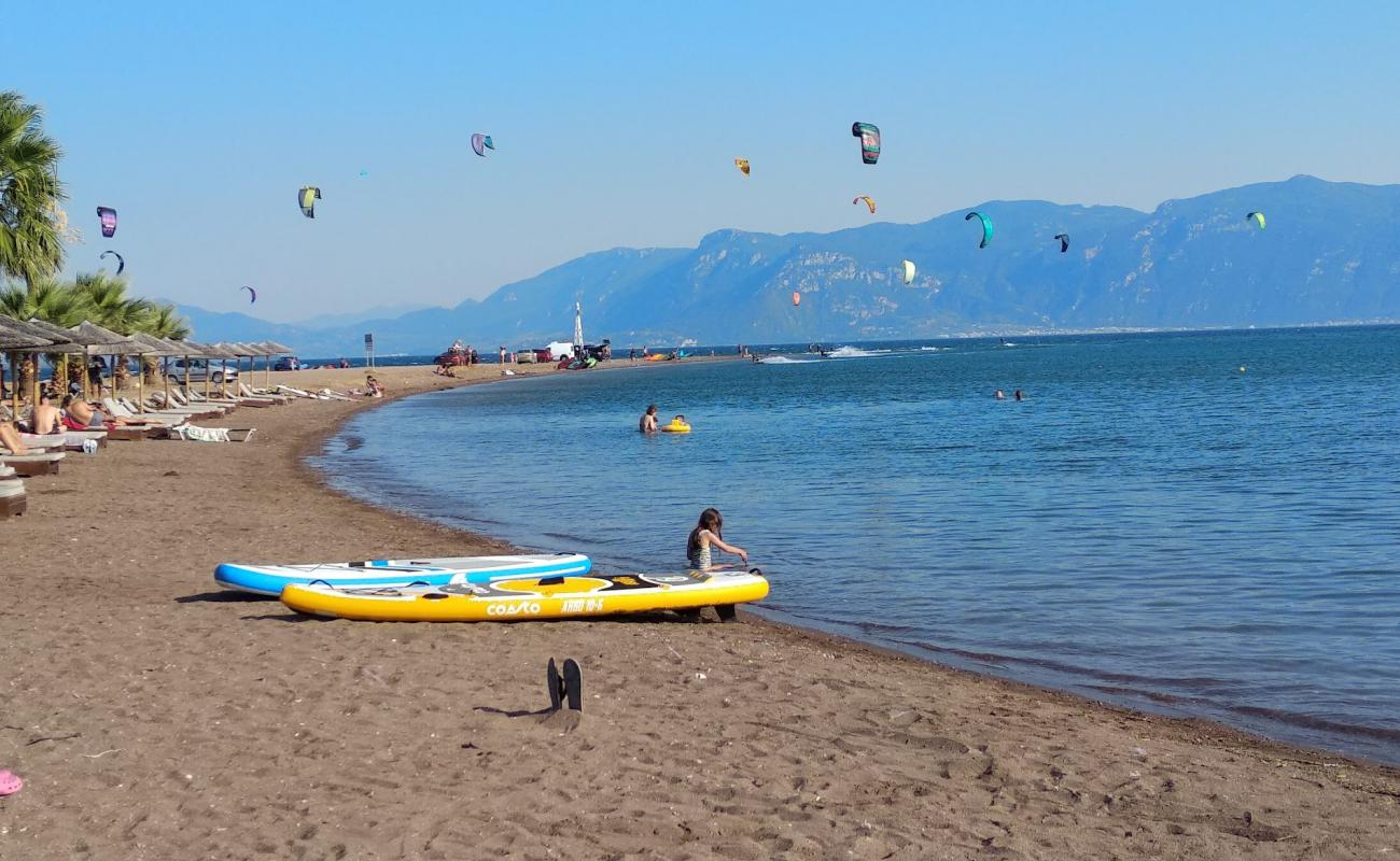 Foto de Raches faros beach con arena/guijarros negro superficie