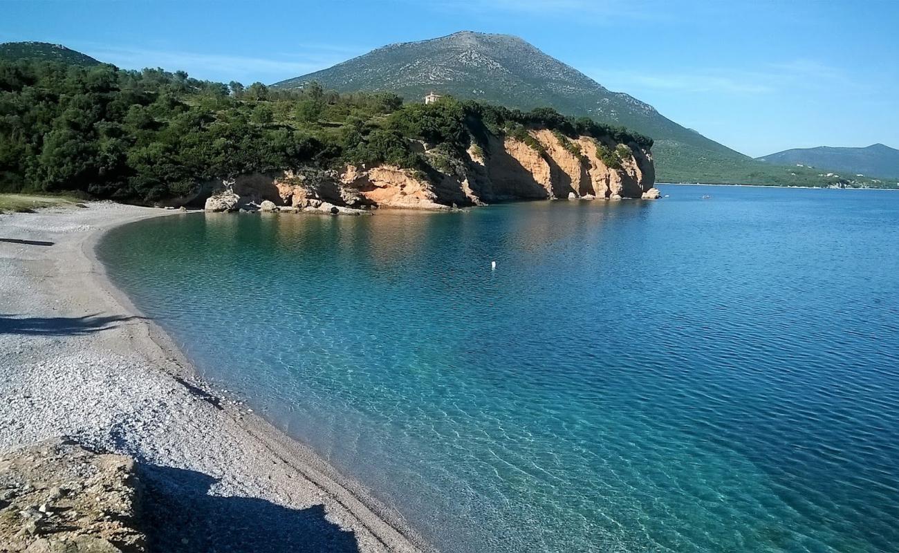 Foto de Dermaria beach con guijarro fino blanco superficie