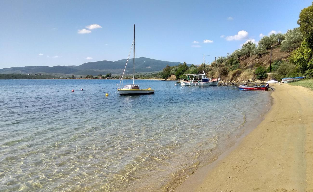 Foto de Loutro beach con arena brillante superficie