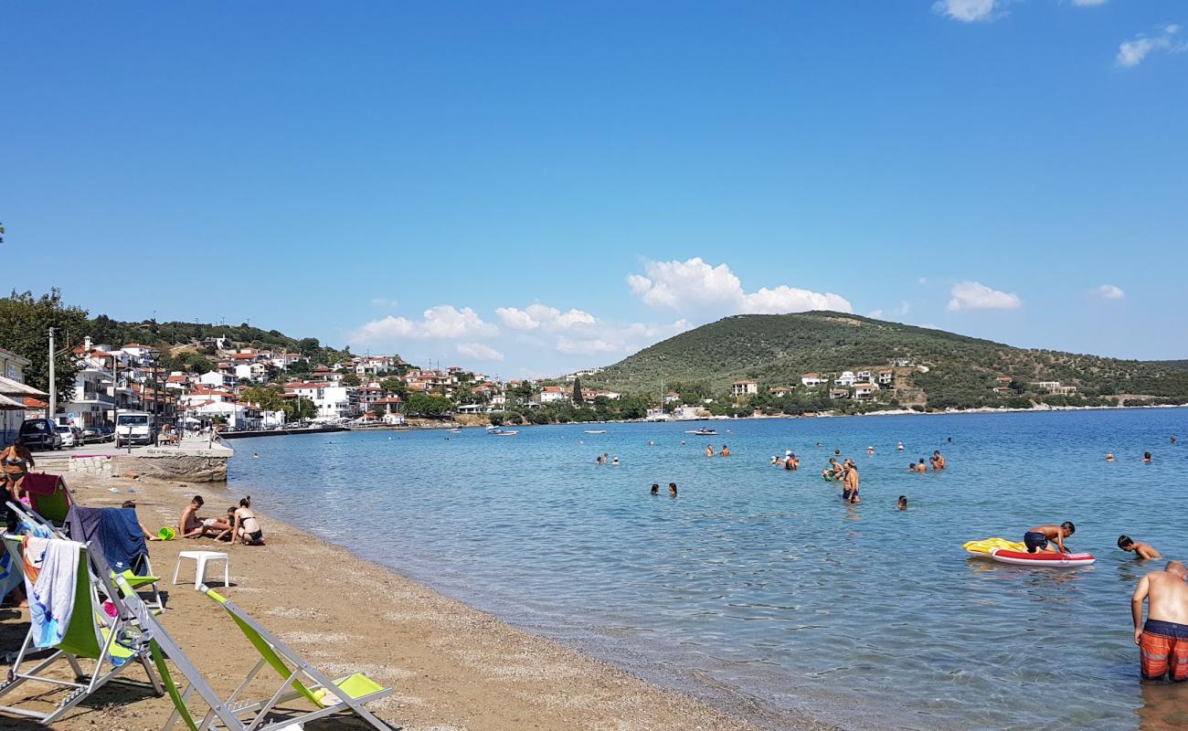 Foto de Amaliapolis beach con arena oscura superficie