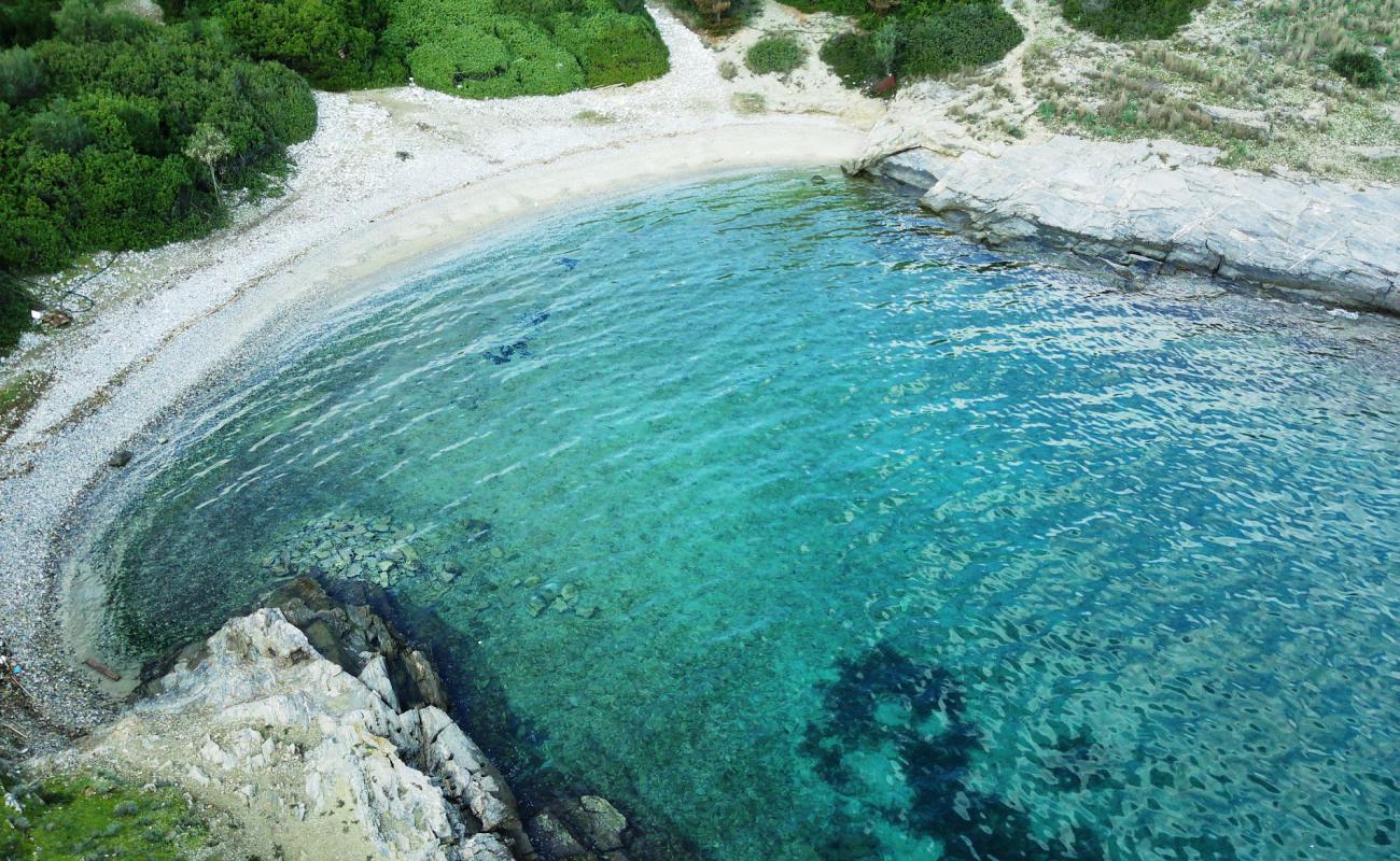 Foto de Ag. Stefanos beach con arena/guijarros negro superficie