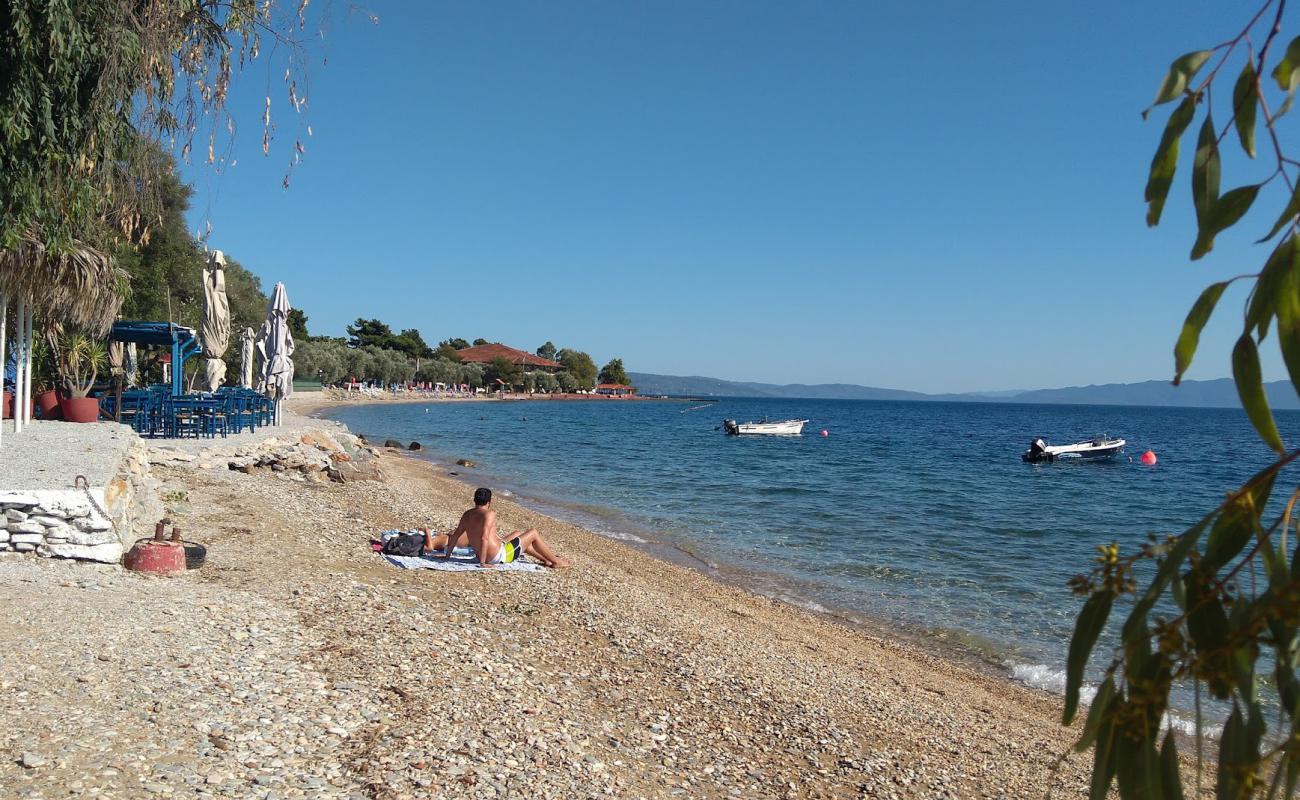 Foto de Malaki beach con arena/guijarros negro superficie