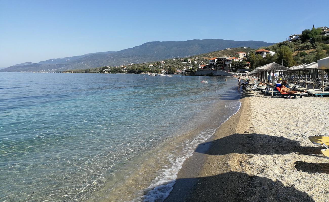 Foto de Ampovos beach con guijarro fino oscuro superficie