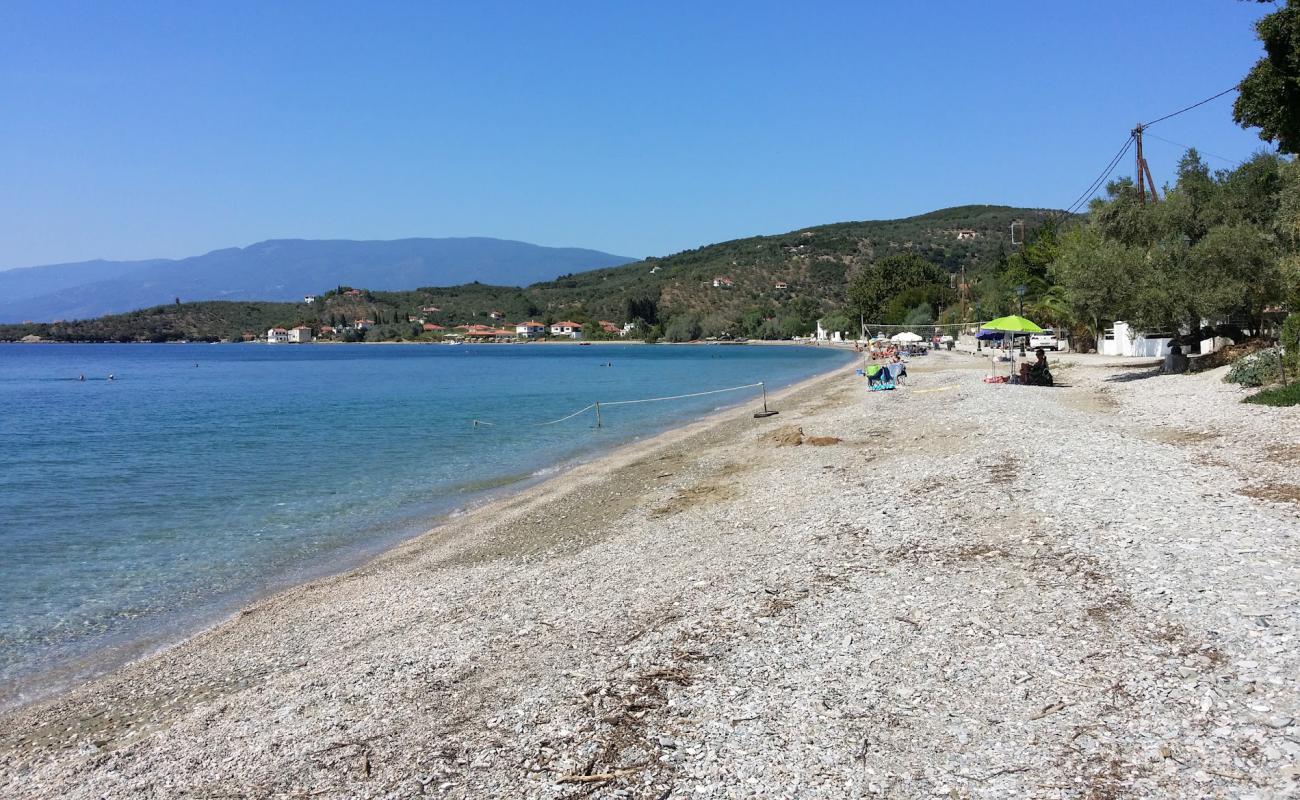 Foto de Kalamos beach con guijarro fino oscuro superficie