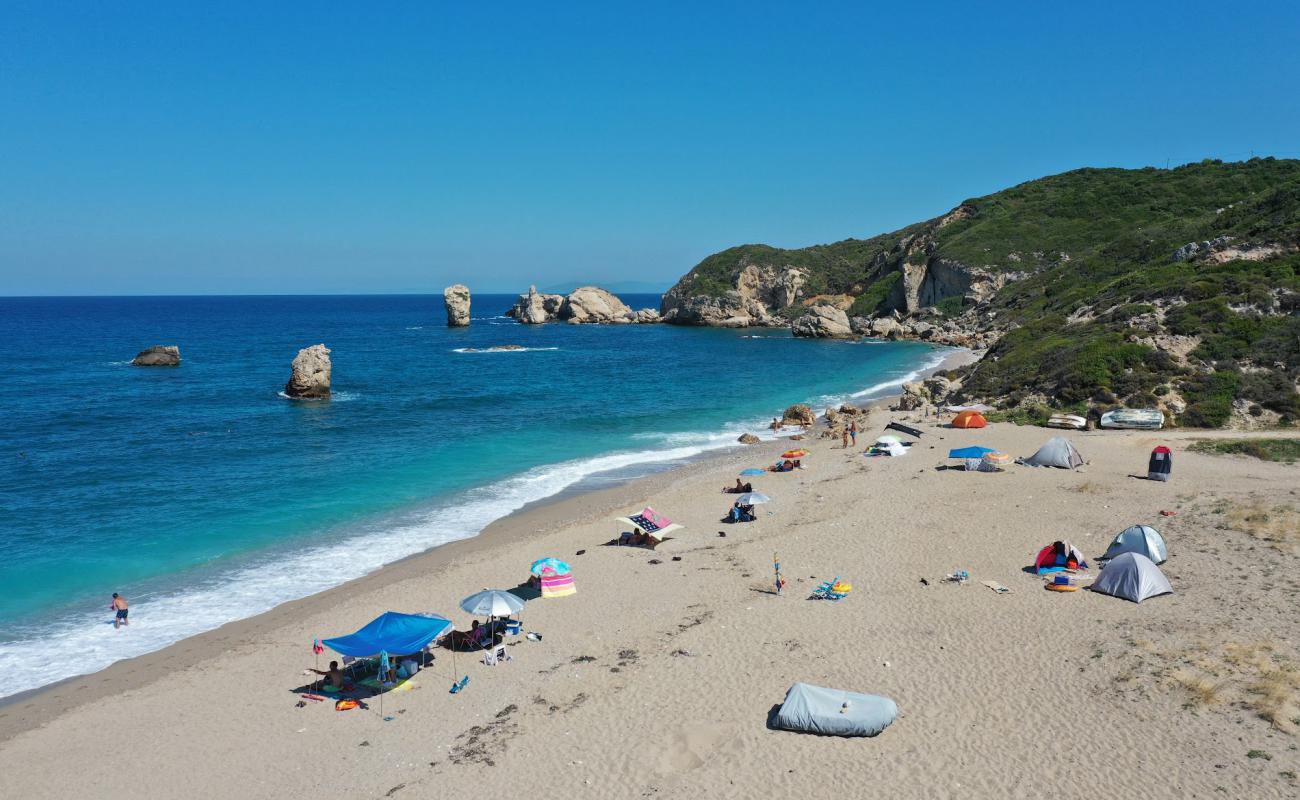 Foto de Melani beach con guijarro fino claro superficie