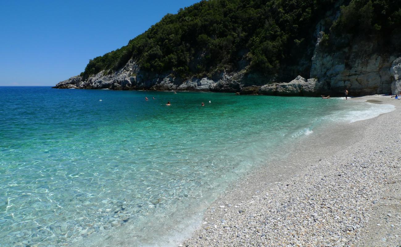 Foto de Limnionas beach con guijarro fino blanco superficie