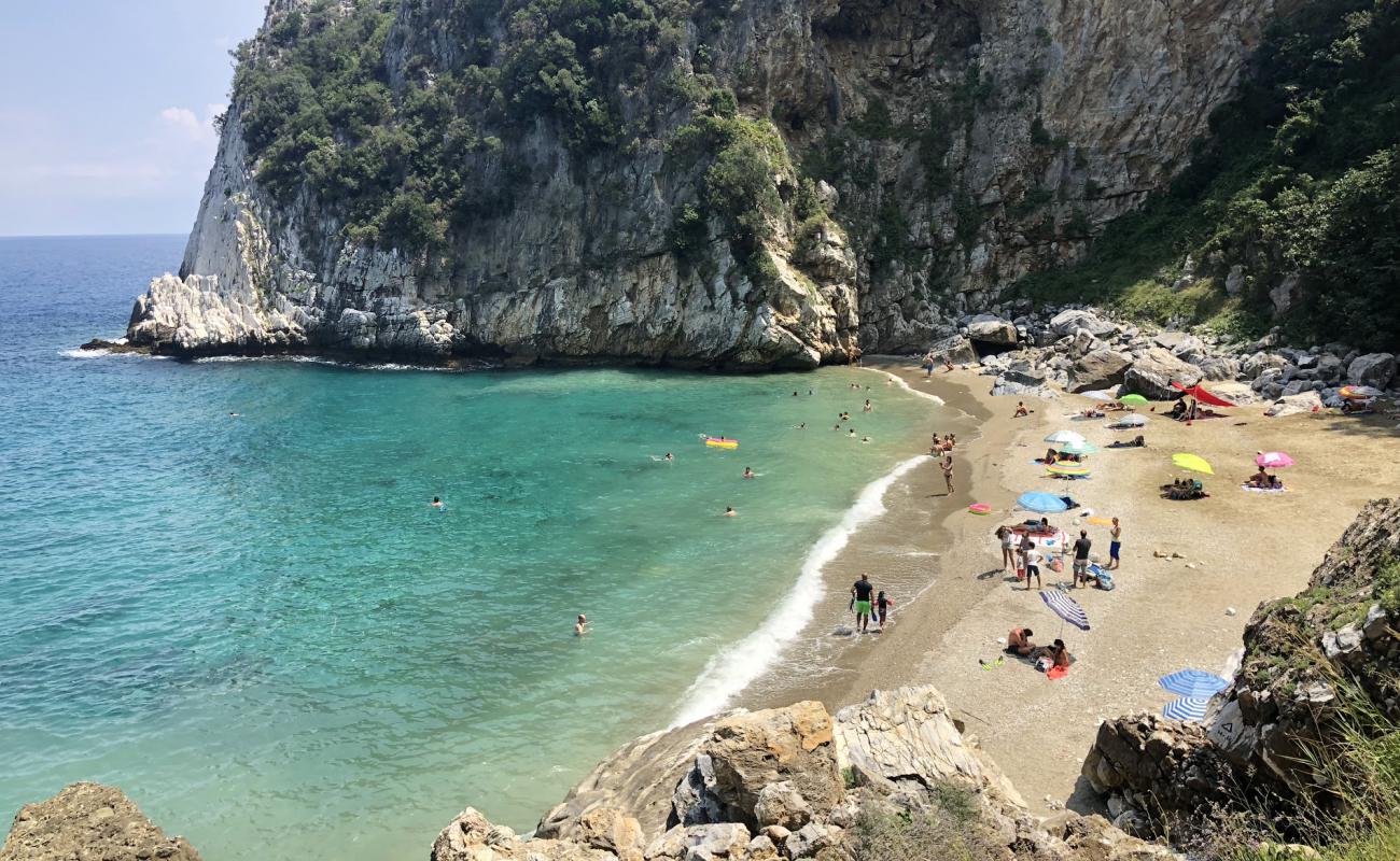 Foto de Fakistra beach con guijarro fino blanco superficie