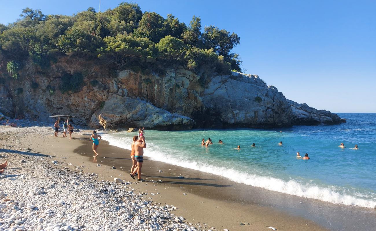 Foto de Damouchari beach con arena/guijarros blanco superficie