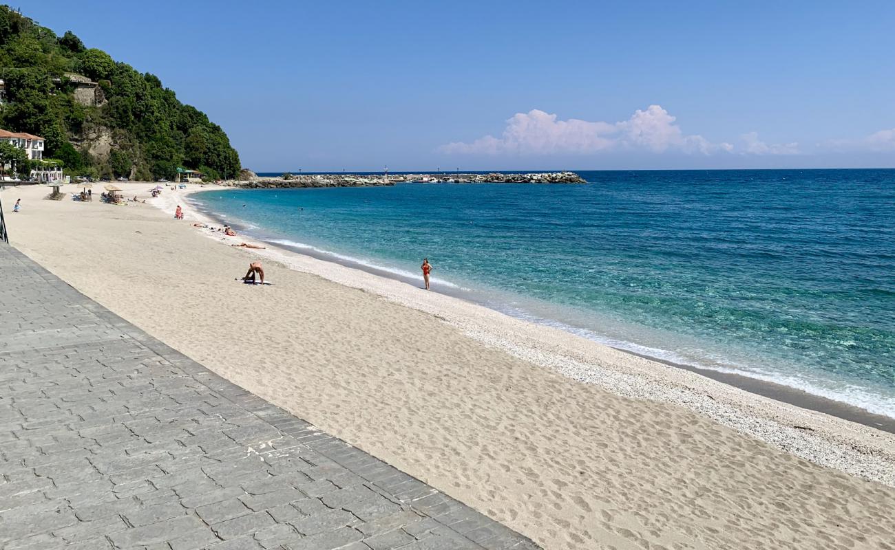 Foto de Agios Ioannis beach con arena blanca superficie