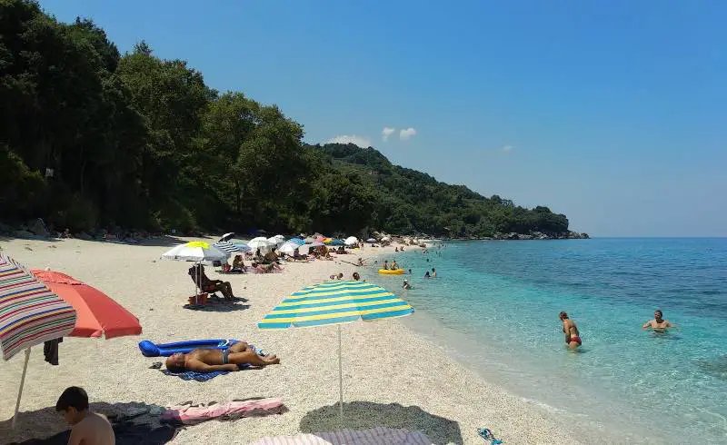 Foto de Plaka beach con guijarro fino claro superficie