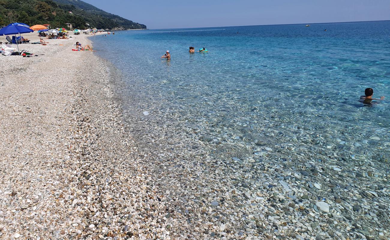 Foto de Chorefto Beach con guijarro fino claro superficie