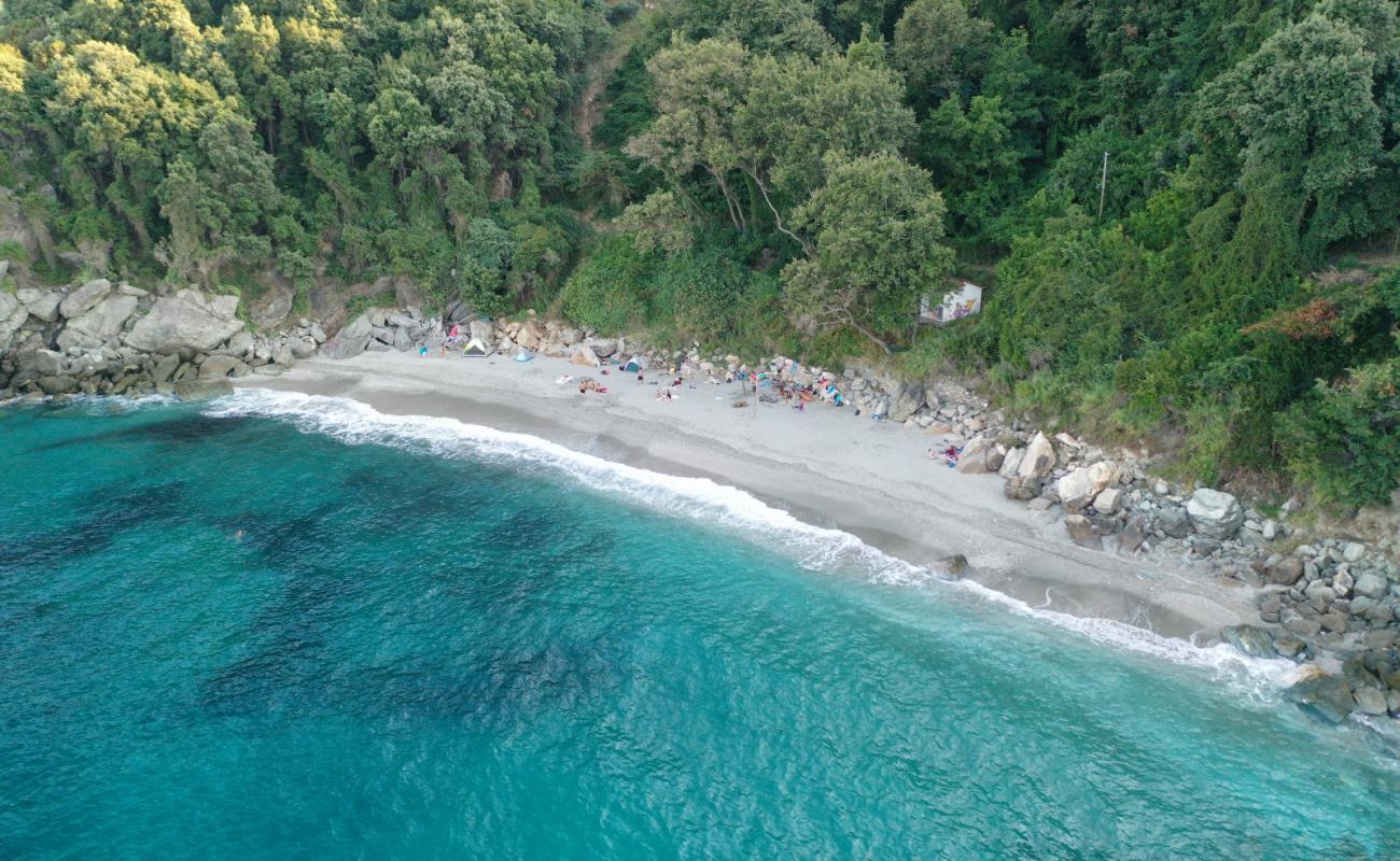 Foto de Tourkopigi Beach con arena fina y guijarros superficie