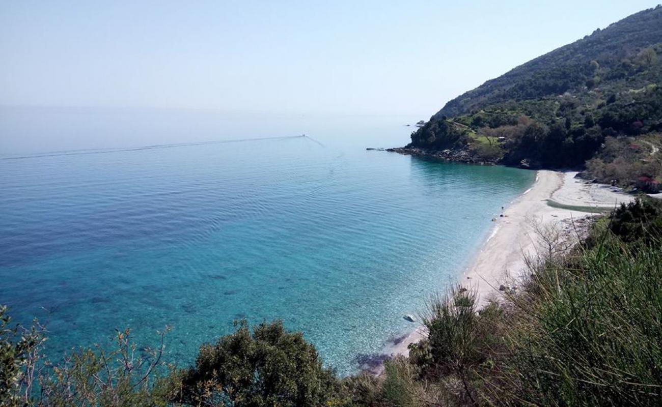 Foto de Ovrios beach con arena fina y guijarros superficie