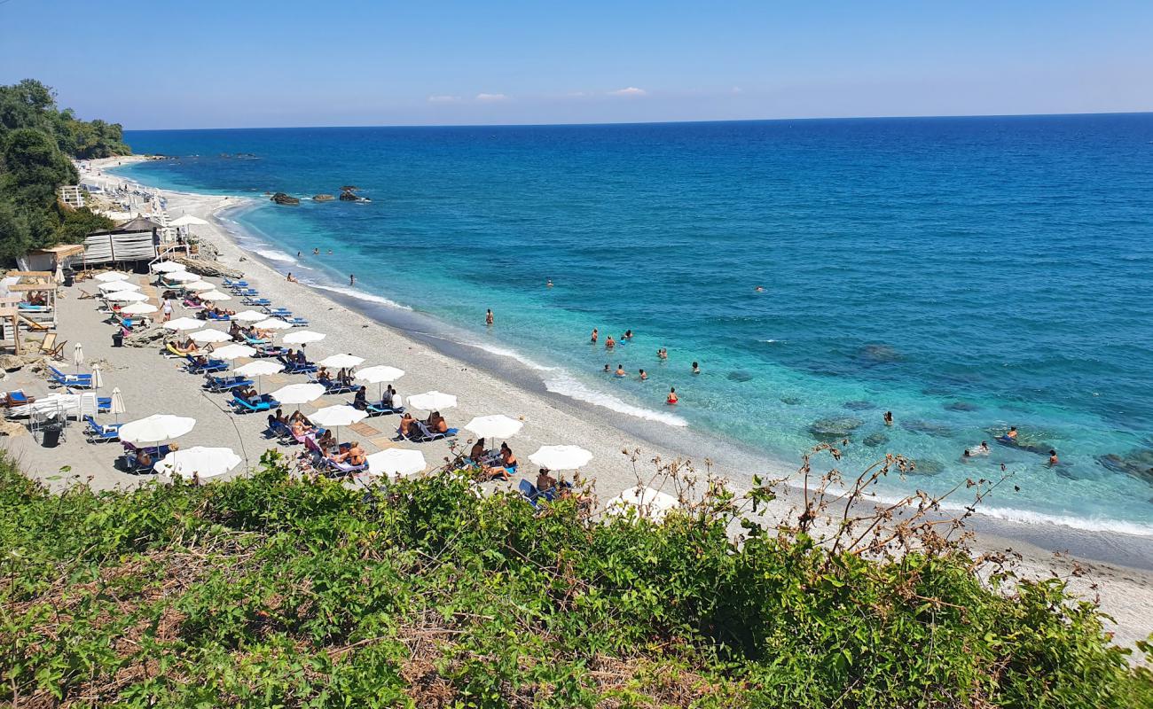 Foto de Vouka beach con guijarro fino claro superficie