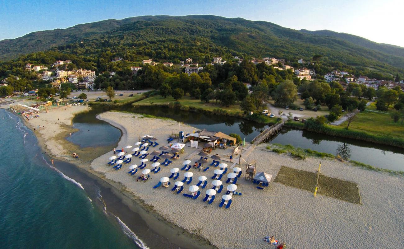 Foto de Defteri Gefira beach con arena brillante superficie