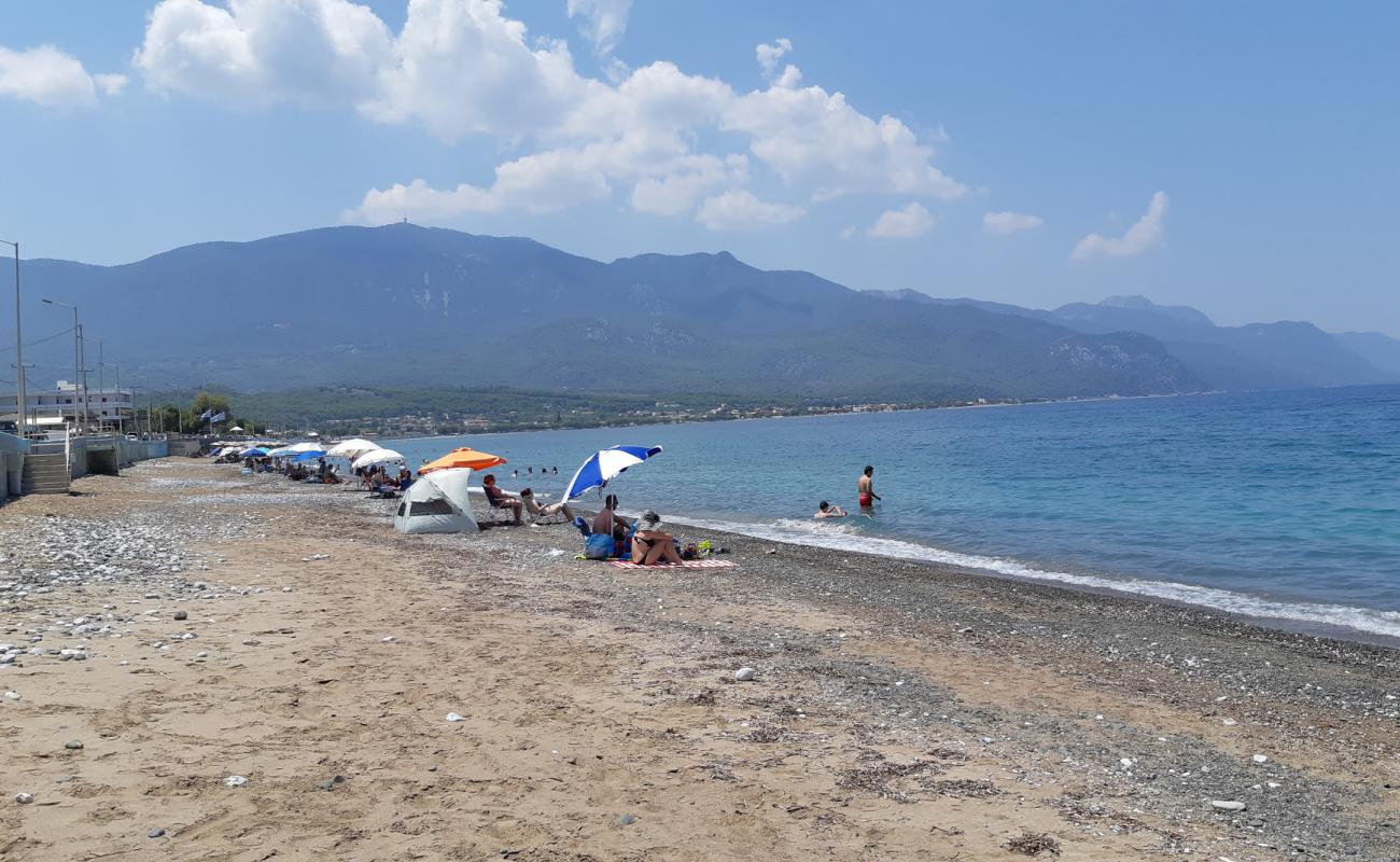 Foto de Alepochori beach con arena/guijarros negro superficie