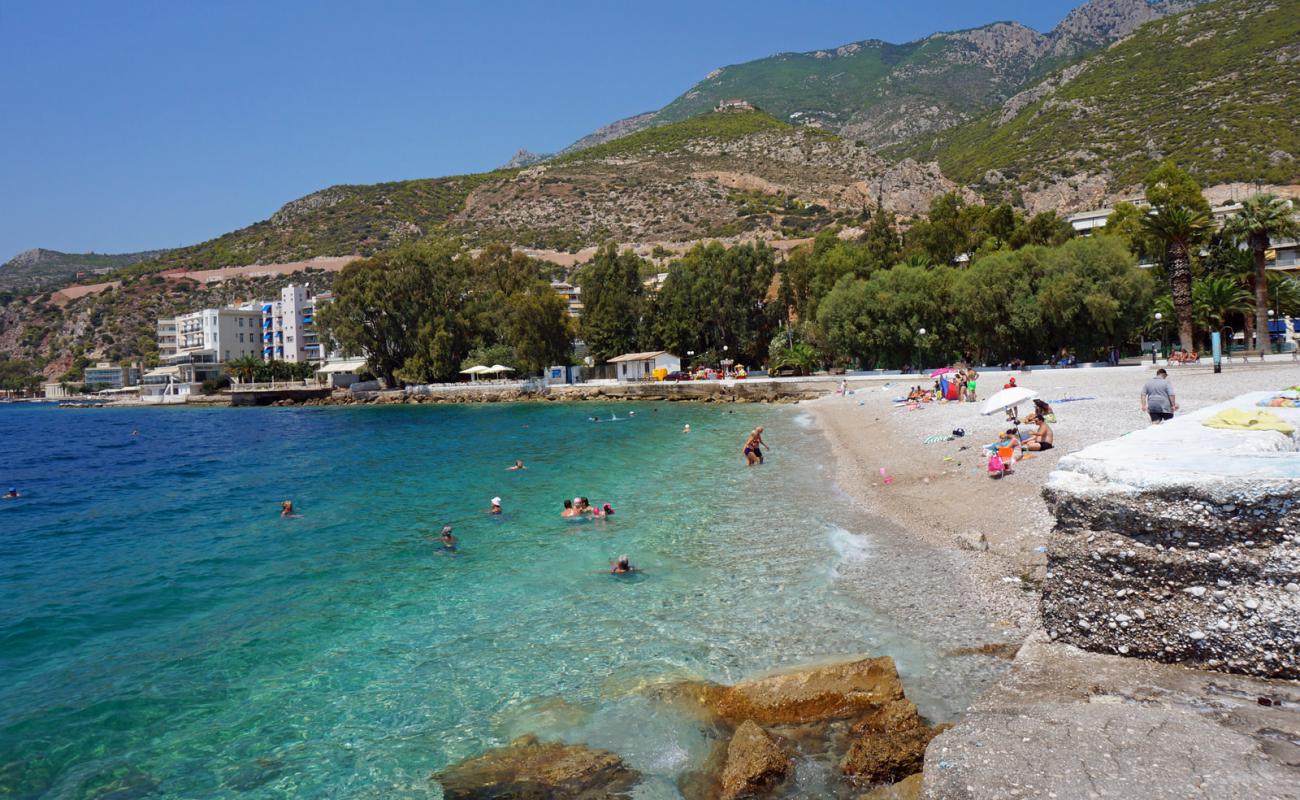 Foto de Loutraki marina beach con guijarro fino gris superficie