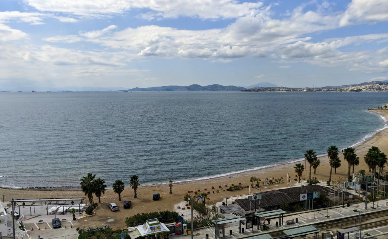 Foto de Paralia Edem con arena oscura superficie