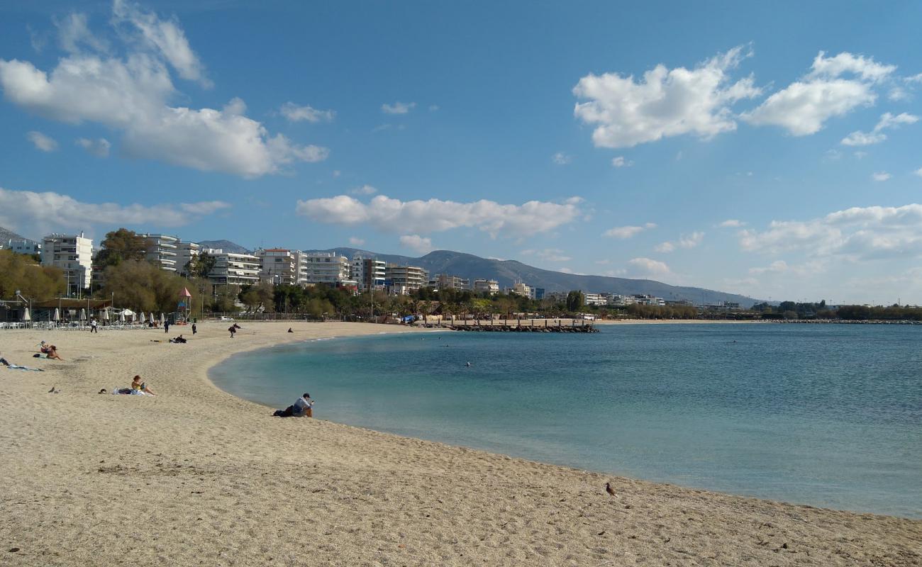 Foto de Playa de Kalamaki con arena oscura superficie