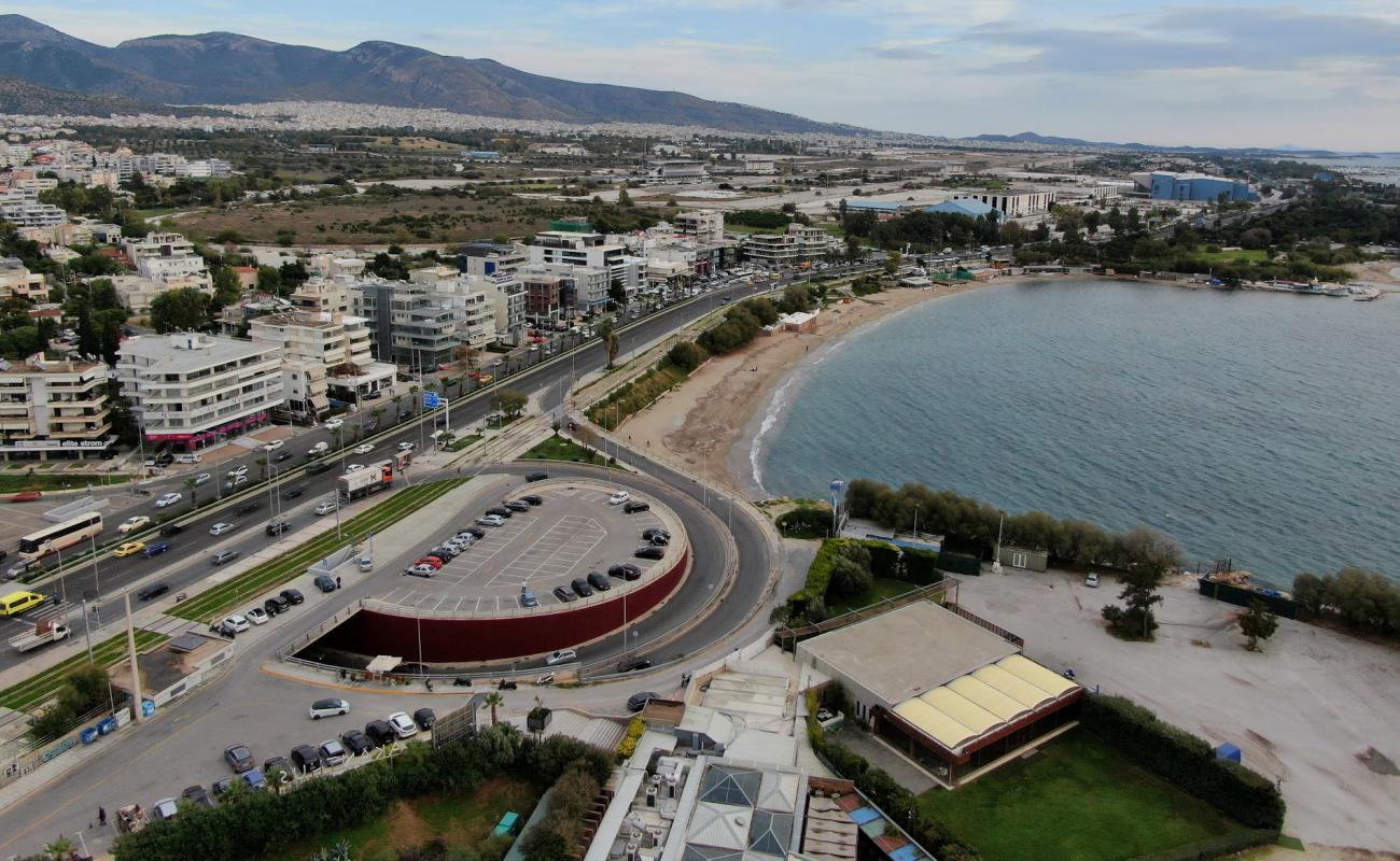 Foto de Loutra Alimou con arena oscura superficie