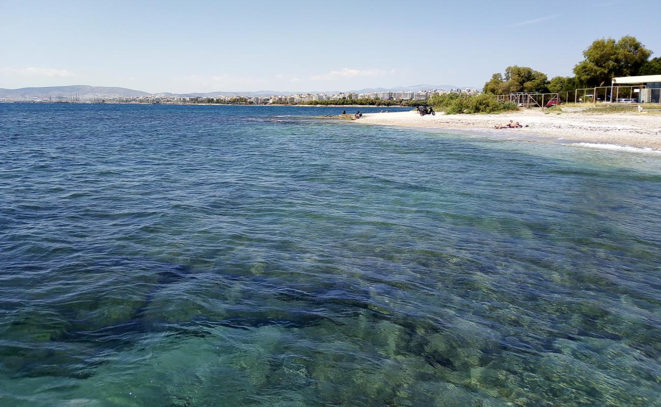 Foto de Agios Kosmas con arena/guijarros negro superficie