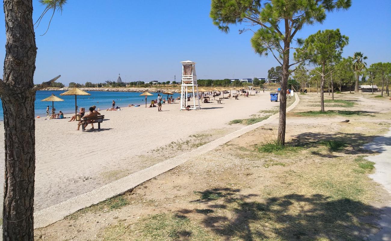 Foto de Glyfada Beach con arena/guijarros negro superficie