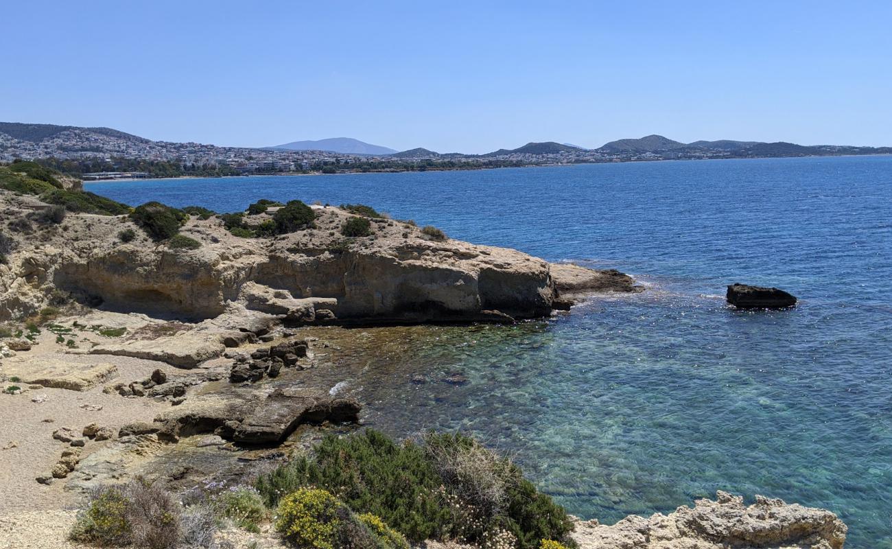 Foto de Pikra beach con arena/piedras marrón superficie