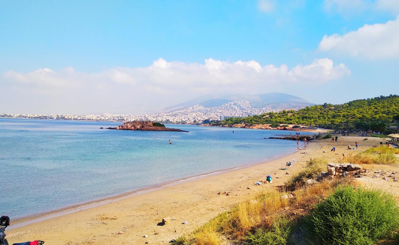 Foto de Kavouri beach con arena oscura superficie