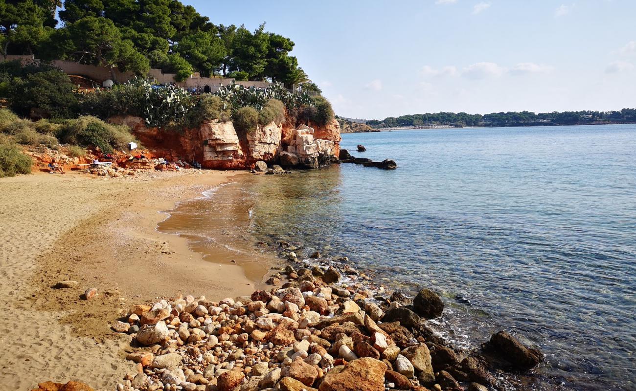 Foto de Thespidos beach con arena oscura superficie