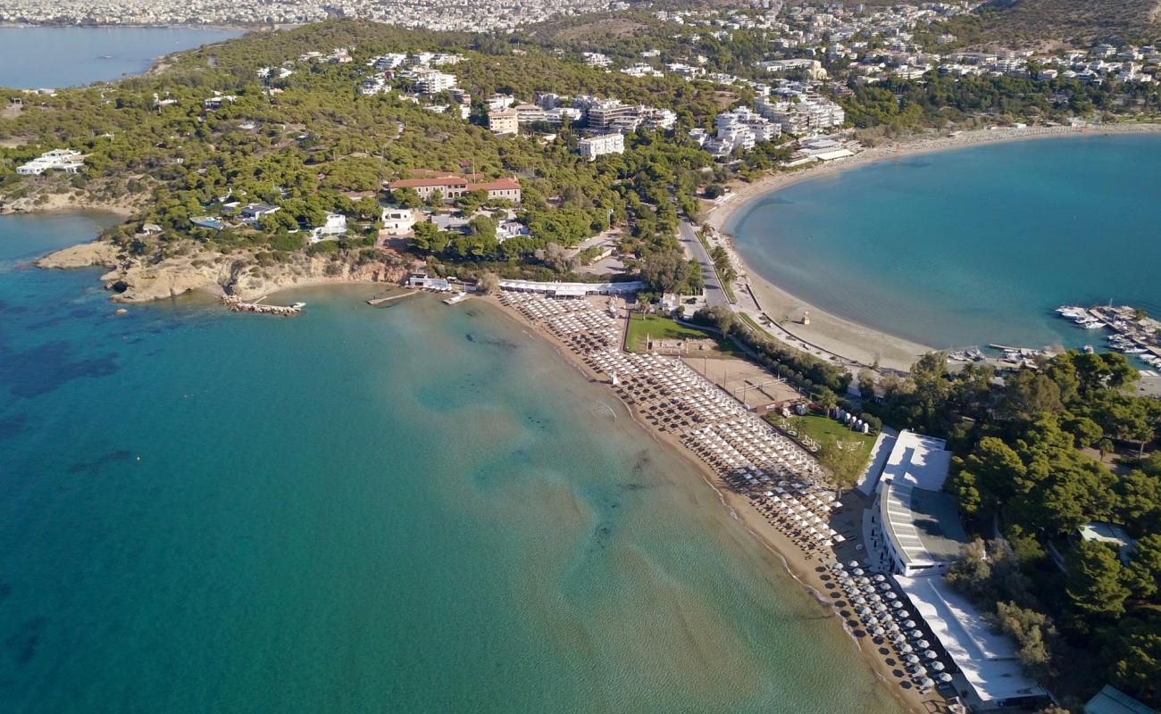 Foto de Asteras beach con arena oscura superficie