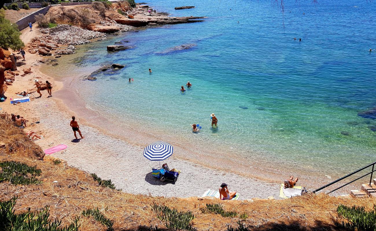 Foto de Vouliagmeni 2 beach con arena gris superficie