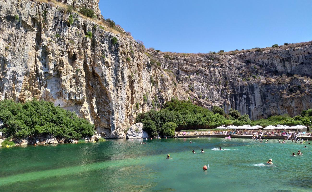 Foto de Vouliagmeni Lake con hormigón superficie