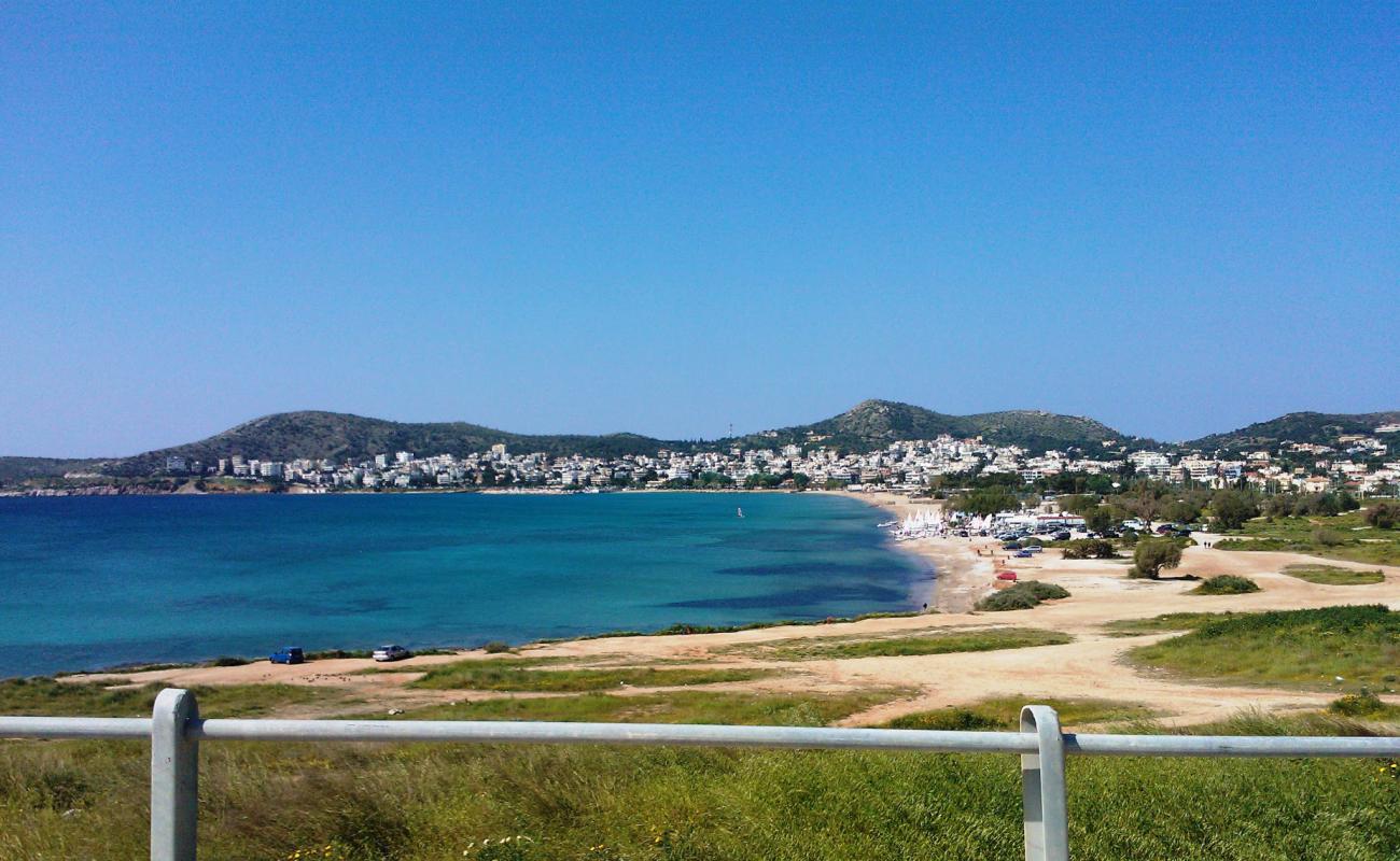 Foto de Varkiza main Beach con arena oscura superficie