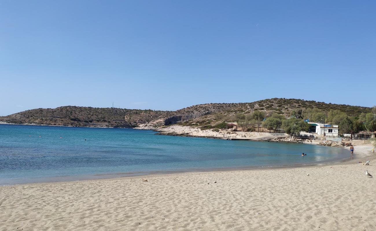 Foto de Paralia Agia Marina con arena oscura superficie