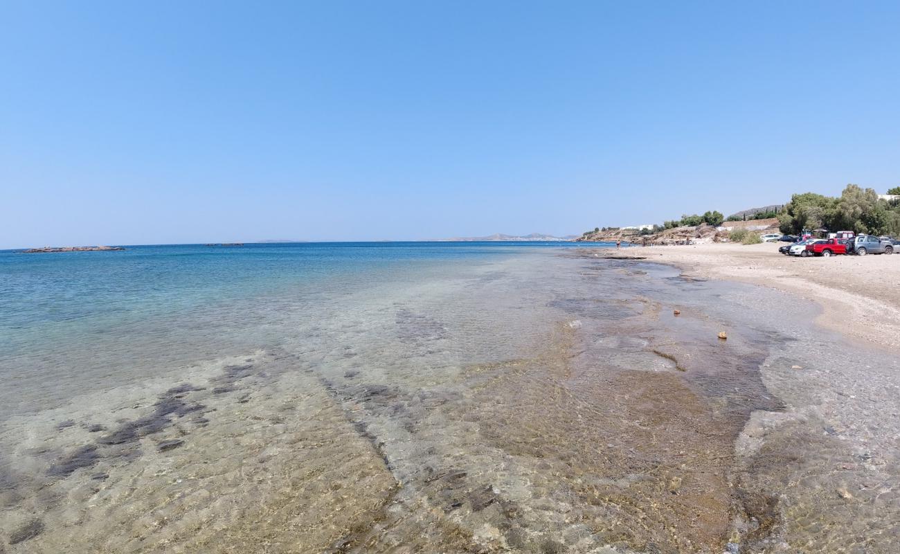 Foto de Paralia Agios Nikolaos con arena brillante y rocas superficie