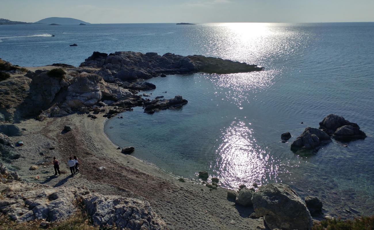 Foto de Paralia Kolpiskos con arena/piedras marrón superficie