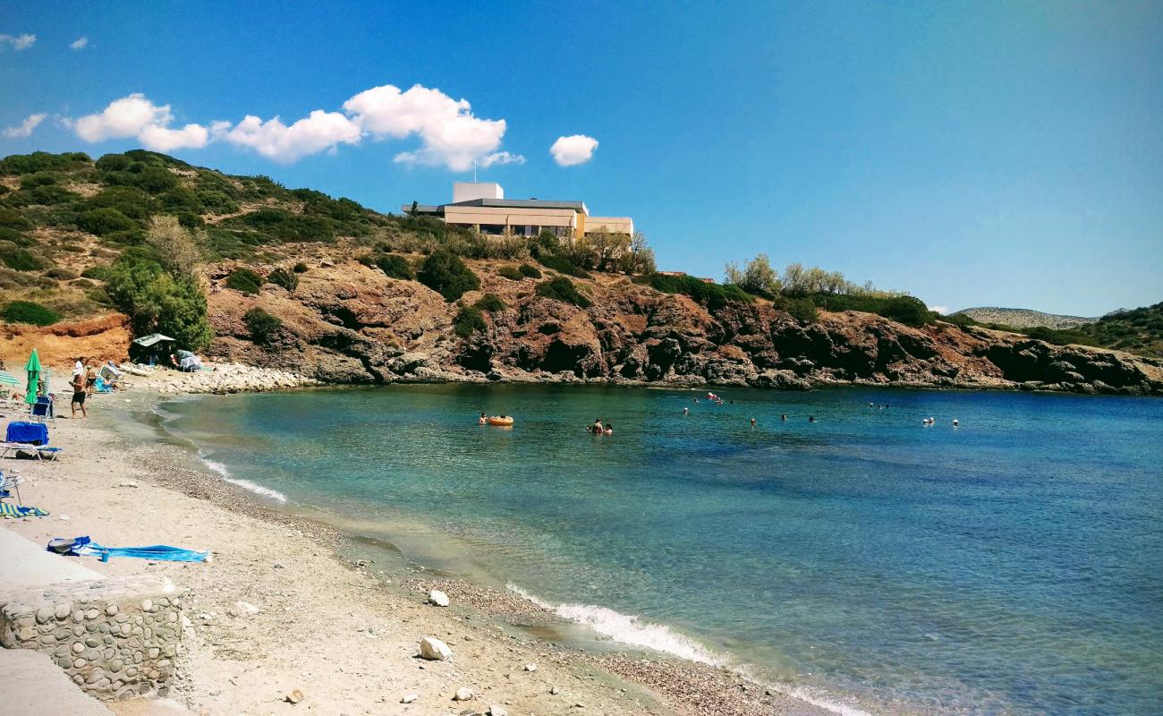 Foto de Paralia Anavissos con arena brillante y rocas superficie