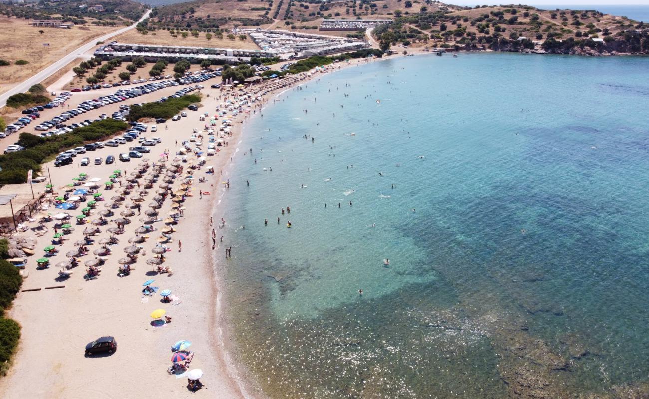 Foto de Charakas Beach con arena oscura superficie